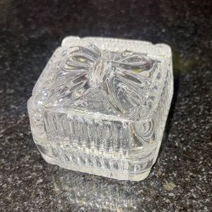 Industries Crystal Clear 24% Lead Crystal Bow Trinket Box EUC